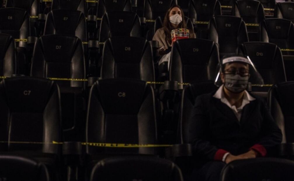 Pareja vence el miedo al coronavirus y regresa al cine