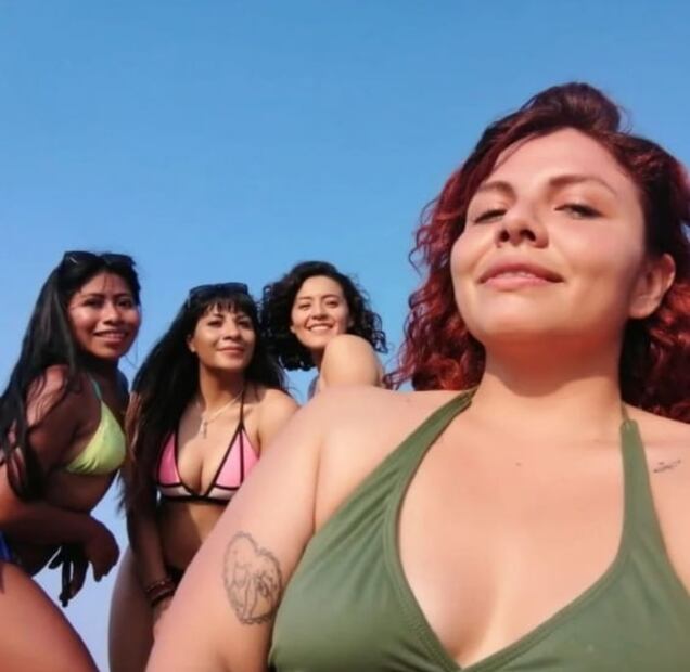 Yalitza Aparicio se luce posando con bikini multicolor en Oaxaca