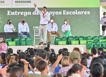 Reciben estudiantes de La Huasteca, en San Luis Potosí, paquetes escolares y zapatos