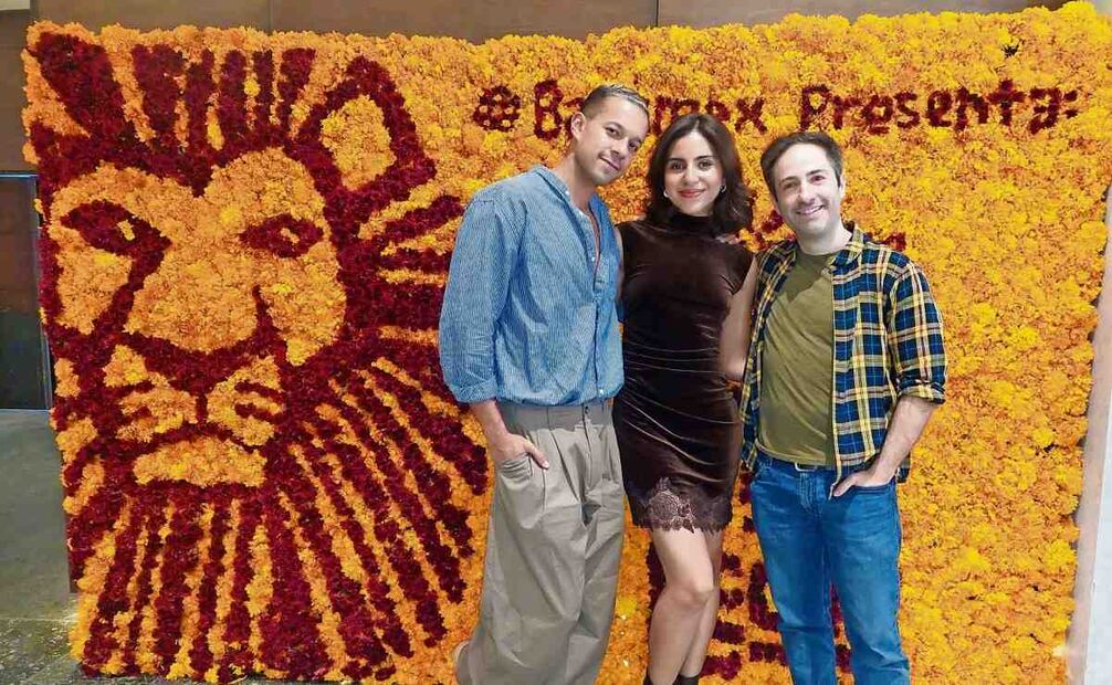 Pierre Louis, Majo Domínguez y Eli Nassau frente al mural de cempasúchil. Foto: Sughey Baños / EL UNIVERSAL