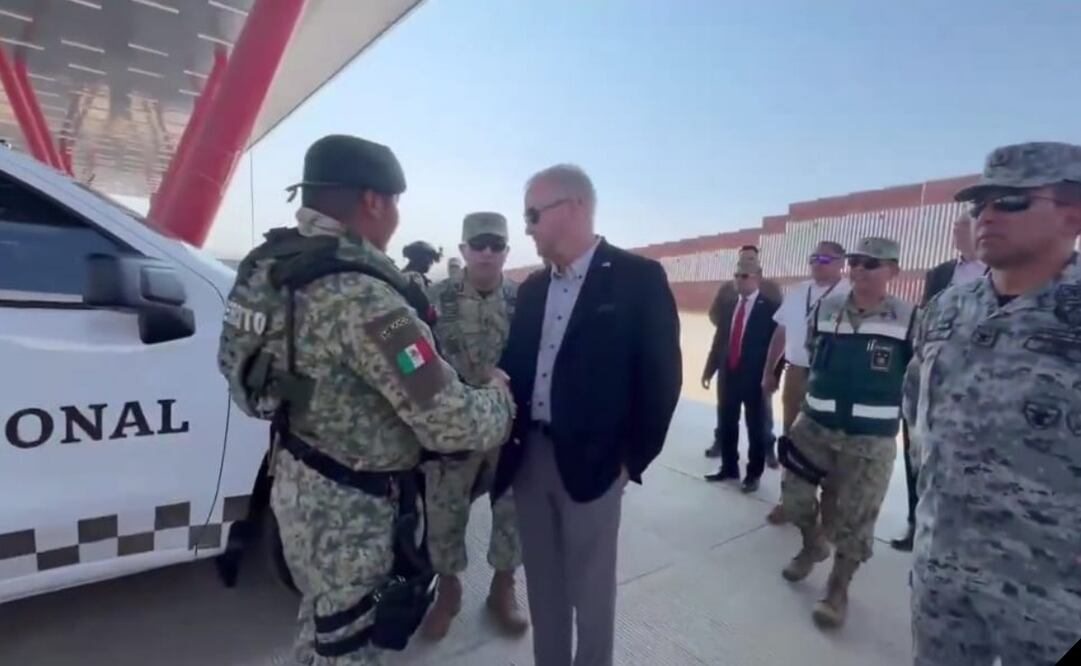 El embajador de Estados Unidos en México, Ronald Johnson, visitó la frontera donde saludó a personal del Ejército y la Guardia Nacional. Foto: Especial