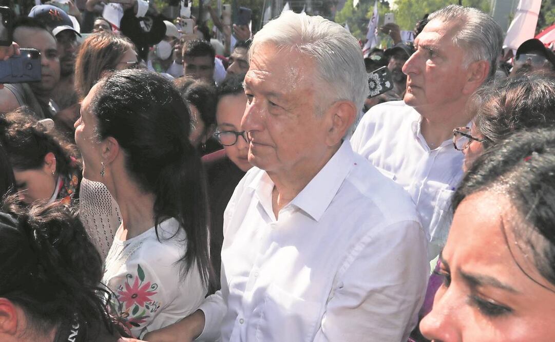 Durante casi todo su trayecto, el Presidente, la jefa de Gobierno y el secretario de Gobernación fueron empujados. Ayudantía los rodeaba.