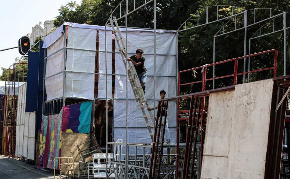 Arman puestos para bazar navideño frente a la Alameda Central (21/12/2025). Foto: Gabriel Pano / EL UNIVERSAL