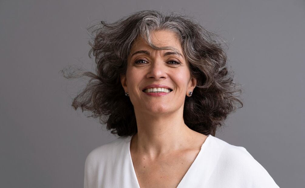 El cabello con canas necesita cuidados especiales. Foto: Freepik