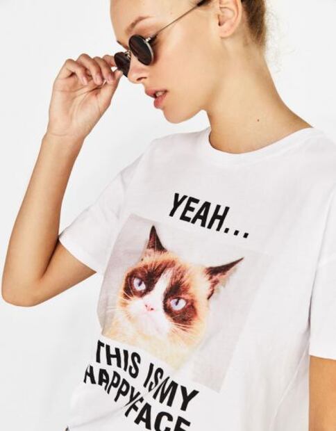 Si eres amante de la moda y los gatos, esta playera no puede faltar en tu armario
