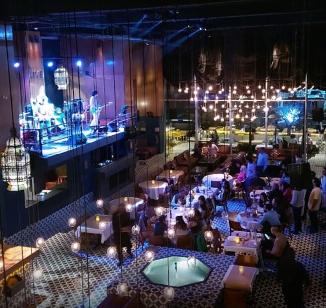 ¿Cómo es por dentro el restaurante “Hookah Santa Fe”, donde una joven fue drogada y escondida en un baño?