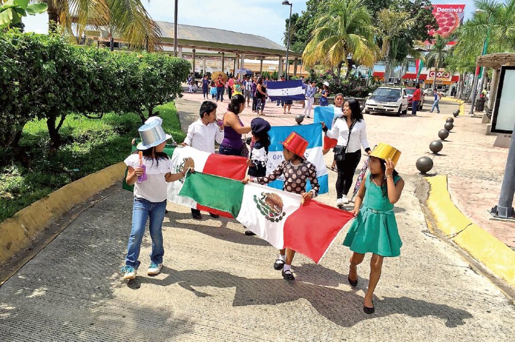 En el marco de las fiestas patrias, familias centroamericanas y sus hijos se manifestaron con banderas de México, Guatemala y Honduras, para denunciar que son víctimas de discriminación por su origen (ESPECIAL)