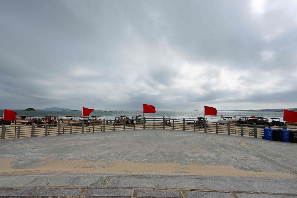 Se ven banderas rojas junto a una playa en la isla de Pingtan, el punto más cercano de China a la isla principal de Taiwán, en la provincia de Fujian, en el sudeste de China, el 14 de octubre de 2024. Foto: AFP