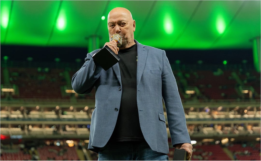 Perro Bermúdez durante un reconocimiento que le hicieron en el estadio Akron. FOTO: IMAGO7