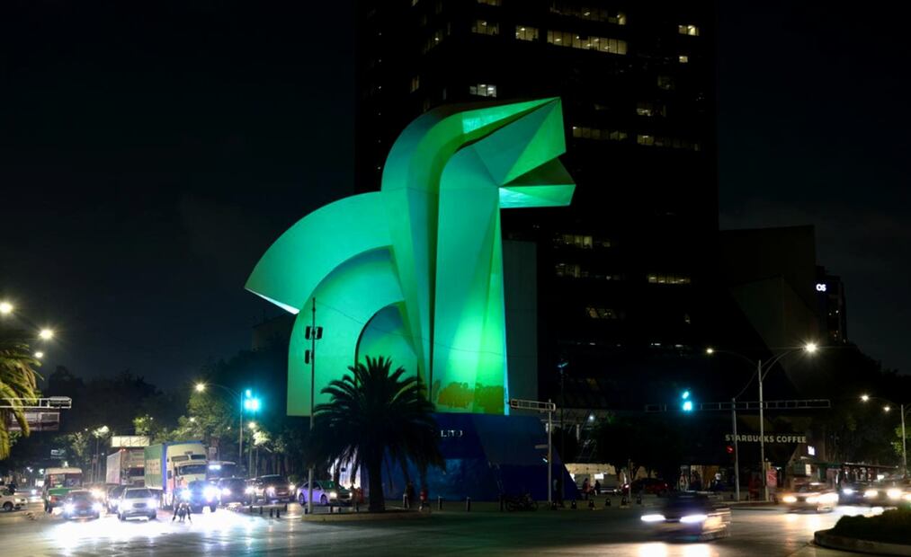 Edificios y monumentos de la Ciudad de México son iluminados de color verde por el inicio de la cuenta regresiva del Mundial de futbol 2026, el miércoles 11 de junio de 2025, que se inaugurará dentro de un año en el estadio Azteca. Foto: Valente Rosas/EL UNIVERSAL