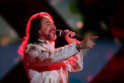 “El Buki” cautiva a 40 mil fans en sus 48 años de carrera 