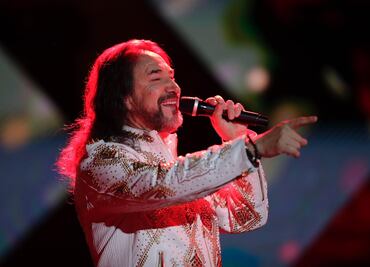 “El Buki” cautiva a 40 mil fans en sus 48 años de carrera