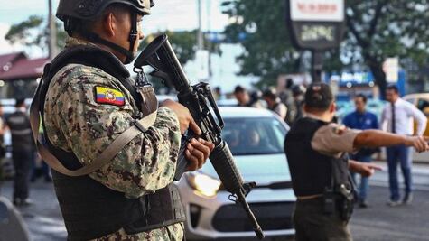 Permiso para portar armas en Ecuador: “Pasó en El Salvador y terminaron armando a las maras hasta los dientes”