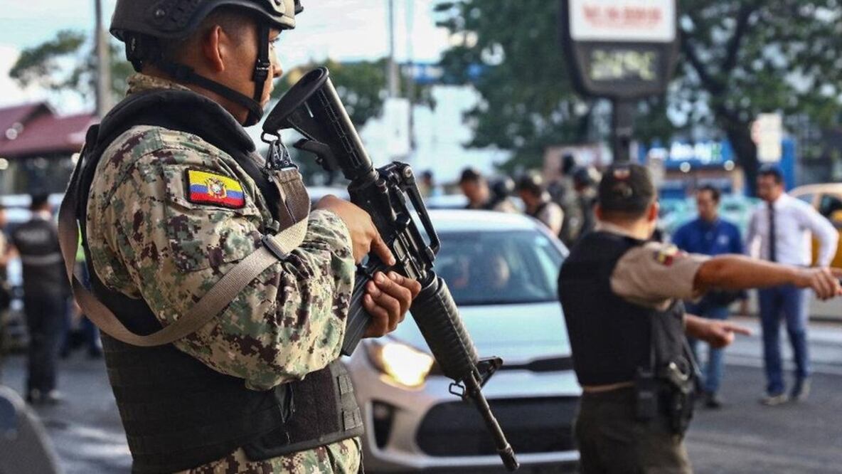 Permiso para portar armas en Ecuador: “Esto pasó también en El Salvador cuando emprendieron su guerra contra las drogas y terminaron armando a las maras hasta los dientes”