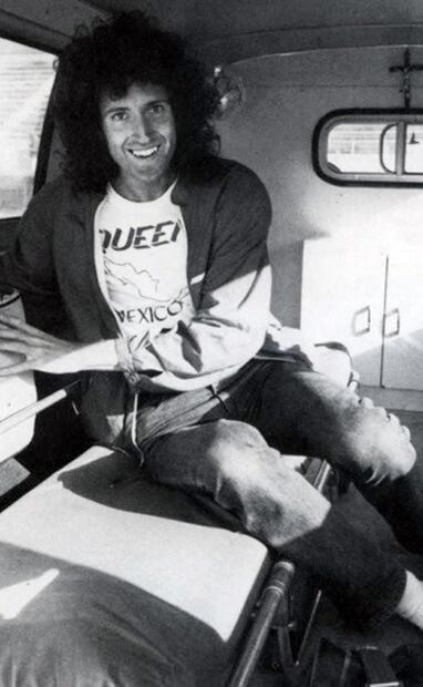 Brian May, guitarrista de Queen, porta una playera de su gira por México en 1981. Foto:  ESPECIAL/Estación Oro, Solo Hits, 94.9 FM