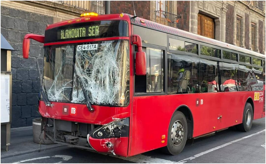 Metrobús choca con pipa. Foto: Especial