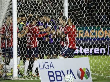 Mazatlán FC vence a las Chivas en un partido lleno de polémica arbitral