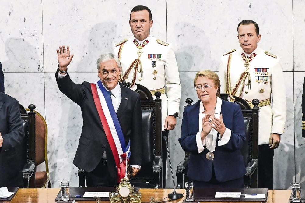 El presidente de Chile, Sebastián Piñera, y la mandataria saliente, Michelle Bachelet, ayer durante la ceremonia de cambio de gobierno, en Santiago. (JORGE VILLEGAS. XINHUA) 
