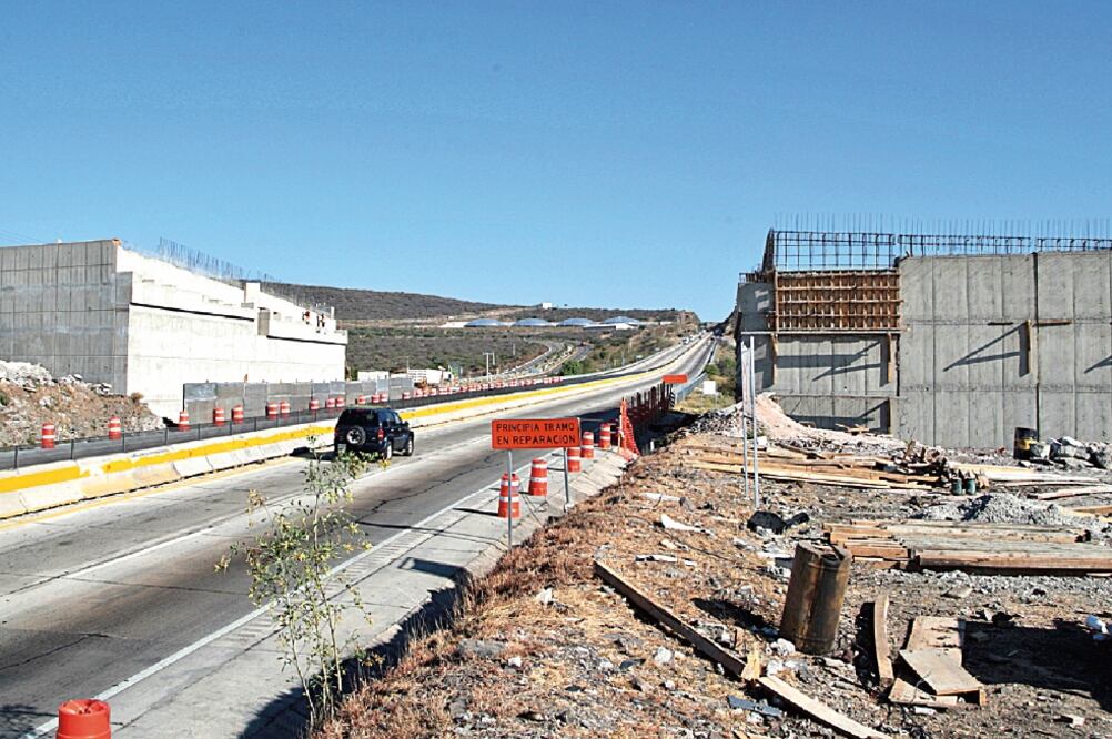 Las obras de infraestructura serán las que más resientan los recortes presupuestales de las entidades federativas, según el análisis de Moody’s (ARCHIVO EL UNIVERSAL)