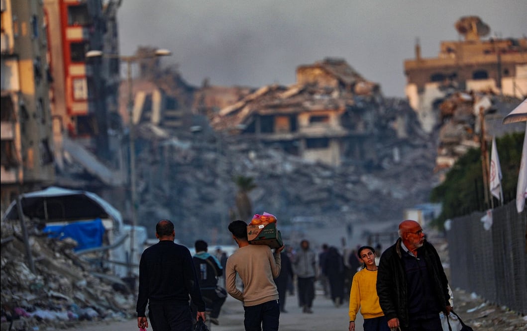 Palestinos caminan entre escombros de edificios destruidos en el norte de la ciudad de Gaza, Franja de Gaza, el 18 de noviembre de 2025.  Foto: EFE