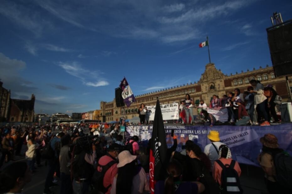 25N: Arriban contingentes a la plancha del Zócalo; bloque negro se enfrenta a policías