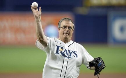 Ebrard lanza primera bola en juego de Grandes Ligas en Florida