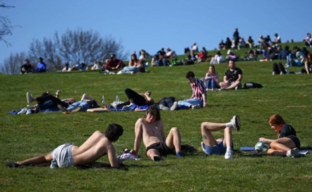 Con picnics y albercas al aire libre avanza el desconfinamiento en Inglaterra