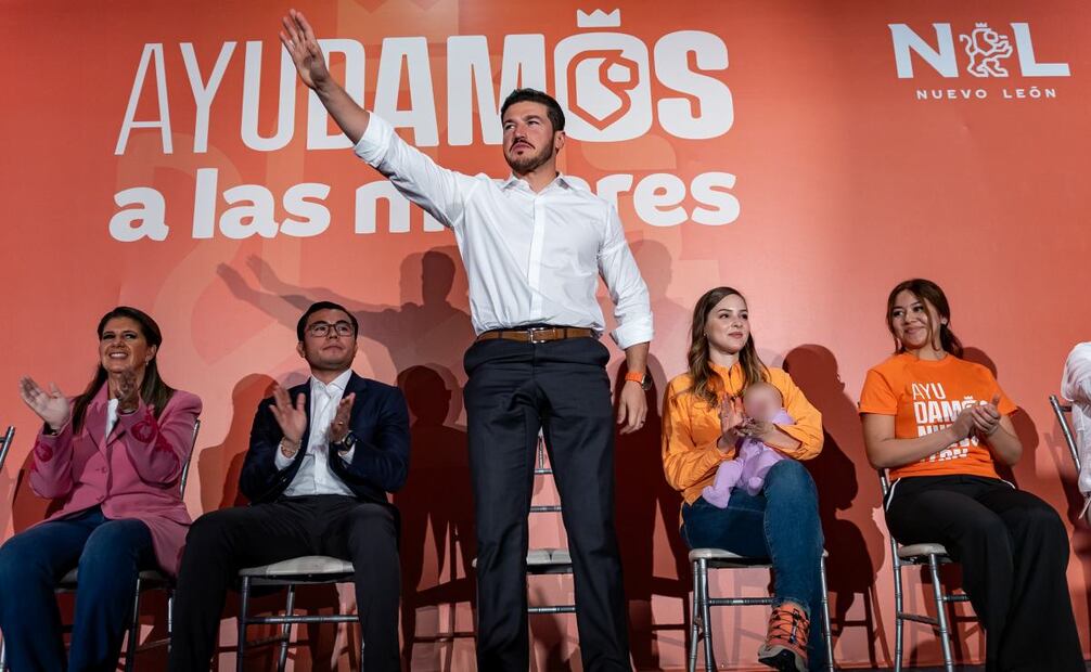 Samuel García y Mariana Rodríguez encabezan entrega de tarjetas de programa “Ayudamos a las Mujeres” en NL (23/10/2025). Foto: Especial