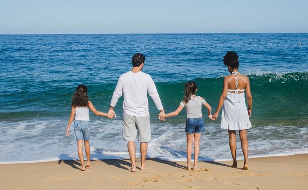 Viaja a la playa con tu familia en estas vacaciones de verano. Foto: Freepik