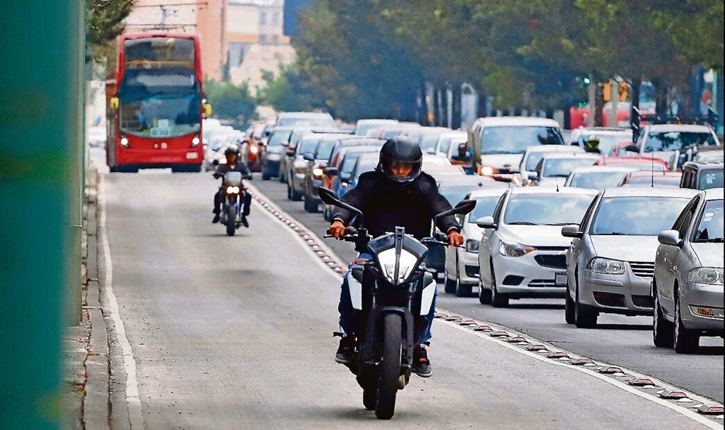 Motociclistas invaden el carril exclusivo para el Metrobús en Paseo de la Reforma en la Ciudad de México. Foto: Berenice Fregoso archivo/EL UNIVERSAL