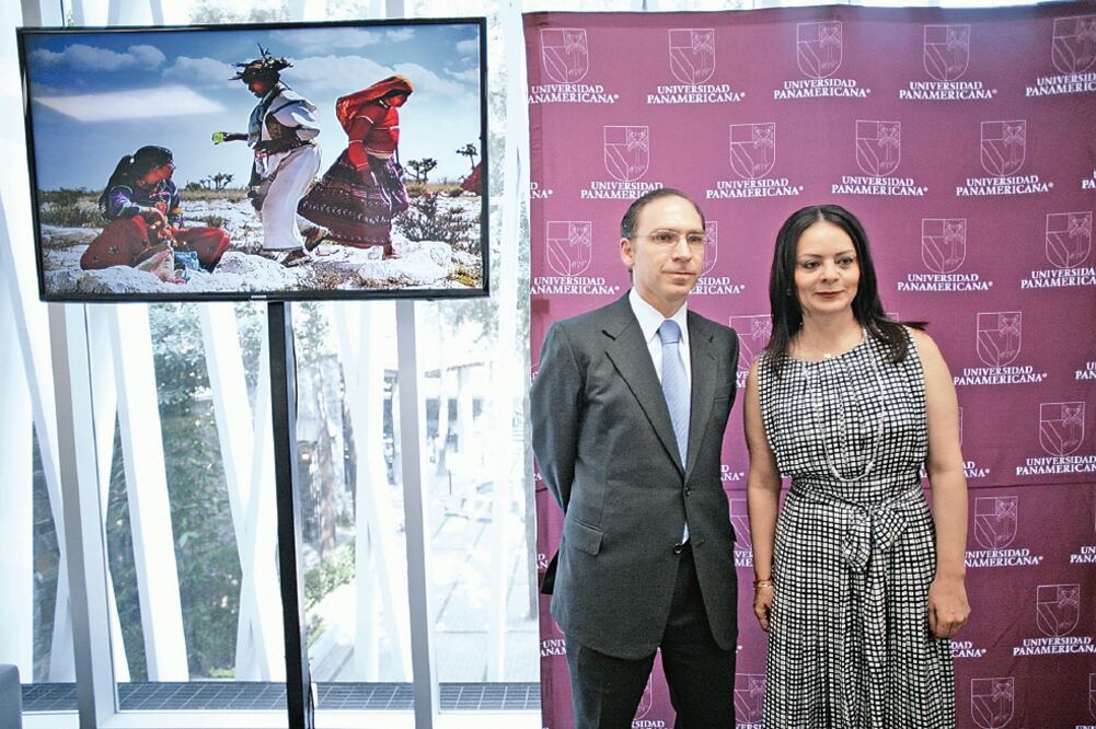 Santiago García, rector de la UP, y Nuvia Mayorga, titular de la CDI, acordaron hacer prácticas profesionales con indígenas (IVÁN STEPHENS. EL UNIVERSAL)
