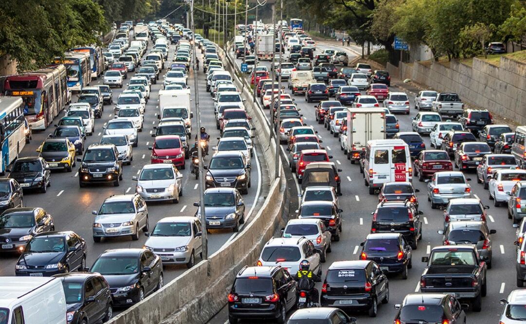 Los mexicanos pasamos cerca de dos horas diarias, 40 horas al mes y 21 días al año atrapados en congestionamiento vehiculares.