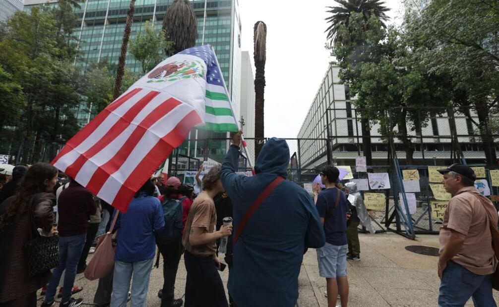 Ciudadanos estadounidenses se manifiestan en las afueras de la Embajada de Estados Unidos en México. Foto: Francisco Rodríguez/EL UNIVERSAL
