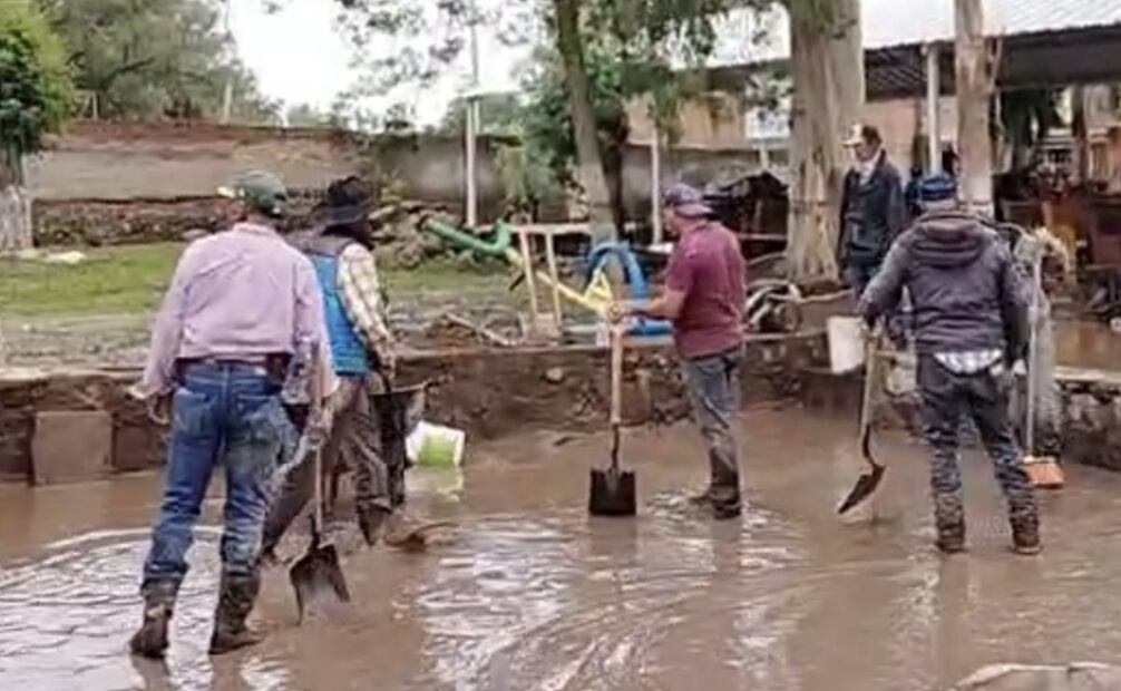 Agua arrasa con animales, carros, inunda casa y la Iglesia de la comunidad San Pedro de Ibarra (22/06/2025). Foto: Especial