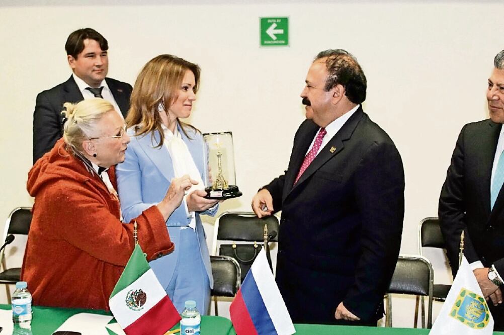 El secretario de Salud capitalino, Armando Ahued, y la primera adjunta de la Dirección de Asistencia Sanitaria en Moscú, Rusia, Tatiana Mukhtasarova, (seg. de izq. a der.). (SECRETARÍA DE SALUD)