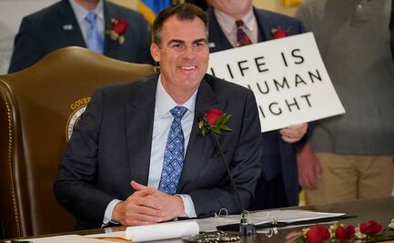 Gobernador de Oklahoma firma ley que penaliza el aborto hasta con 10 años de prisión