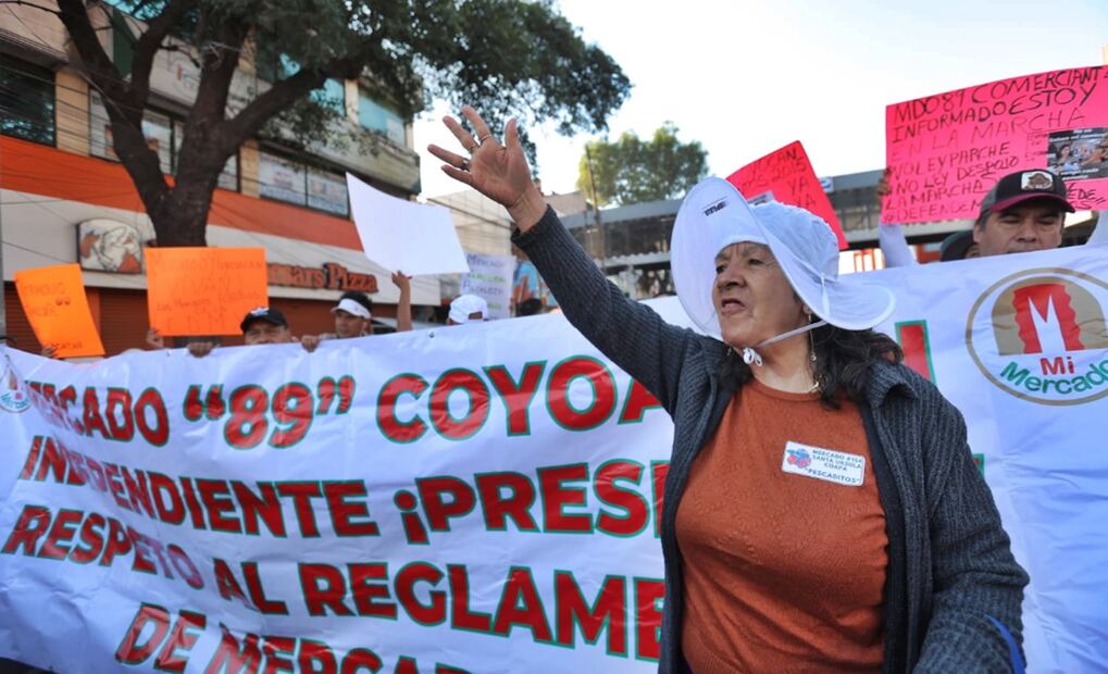 Locatarios de mercados públicos marchan  al Zócalo de la Ciudad de México, el 4 de marzo de 2025. Foto: Gabriel Pano/EL UNIVERSAL