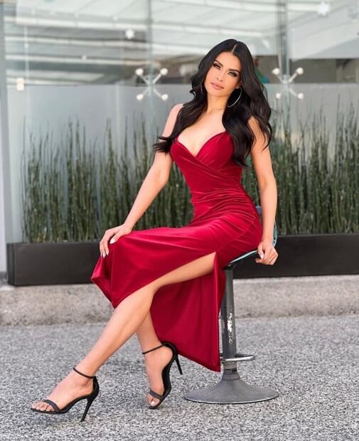Kristal Silva derrocha estilo en vestido de terciopelo rojo