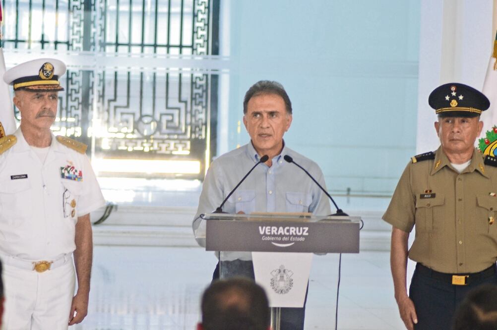 El gobernador de Veracruz, Miguel Angel Yunes Linares, encabezó ayer la reunión del Grupo de Coordinación Veracruz, donde el mandatario anunció acciones a tomar en contra de la delincuencia organizada en el estado. (PATRICIA MORALES. EL UNIVERSAL)