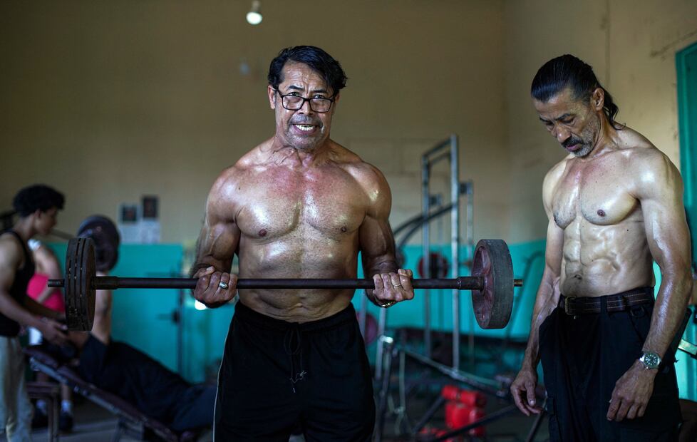 Los hermanos sordos y ex campeones nicaragüenses de culturismo Carlos (izq.) y Walter Pérez entrenan en su gimnasio en Santa Teresa, departamento de Carazo, Nicaragua, el 22 de febrero de 2024. Foto: AFP