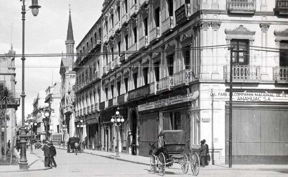 Esquina de las hoy calle Madero y Eje Central Lázaro Cárdenas, antes San Juan de Letrán, donde se observa un transporte tirado de bestias. Colección Carlos Villasana.