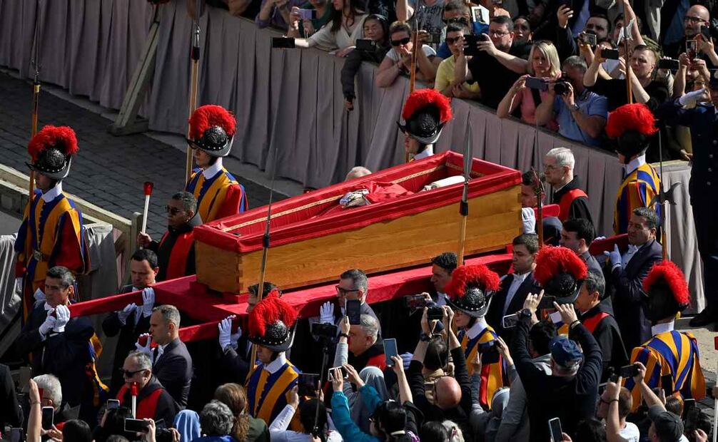 Los portadores del féretro llevan el féretro del Papa Francisco a la Basílica de San Pedro, en la Ciudad del Vaticano, el 23 de abril de 2025. El cuerpo del difunto pontífice fue trasladado desde la Capilla de la Casa Santa Marta a la Basílica de San Pedro para ser velado durante tres días. El funeral tendrá lugar el 26 de abril de 2025. Foto: EFE