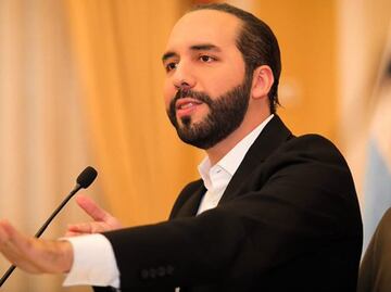 Periodistas de El Salvador denuncian "escalada autoritaria" de Bukele; activistas lo acusan de crear "clima de terror" en el país