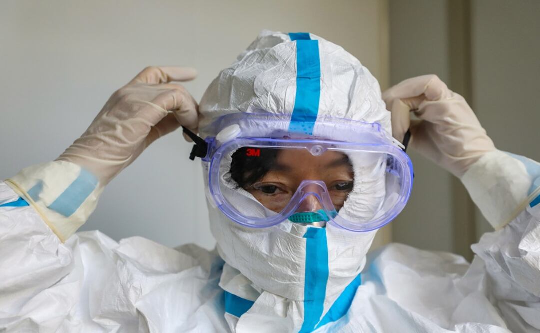 A doctor puts on protective goggles before starting work in the isolation ward of a hospital in Wuhan – Photo: Yuan Zheng/EFE