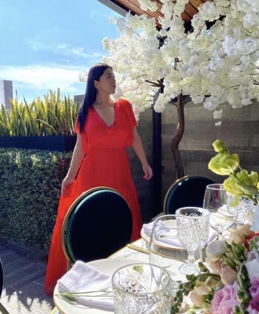 Mamá de Nodal presume su figura con look colorido de primavera