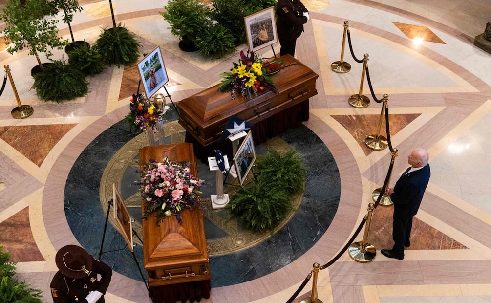 El expresidente de EU, Joe Biden, y la exvicepresidenta, Kamala Harris, acudieron al funeral de la legisladora Melissa Hortman, asesinada a inicios de mes. Foto AFP.