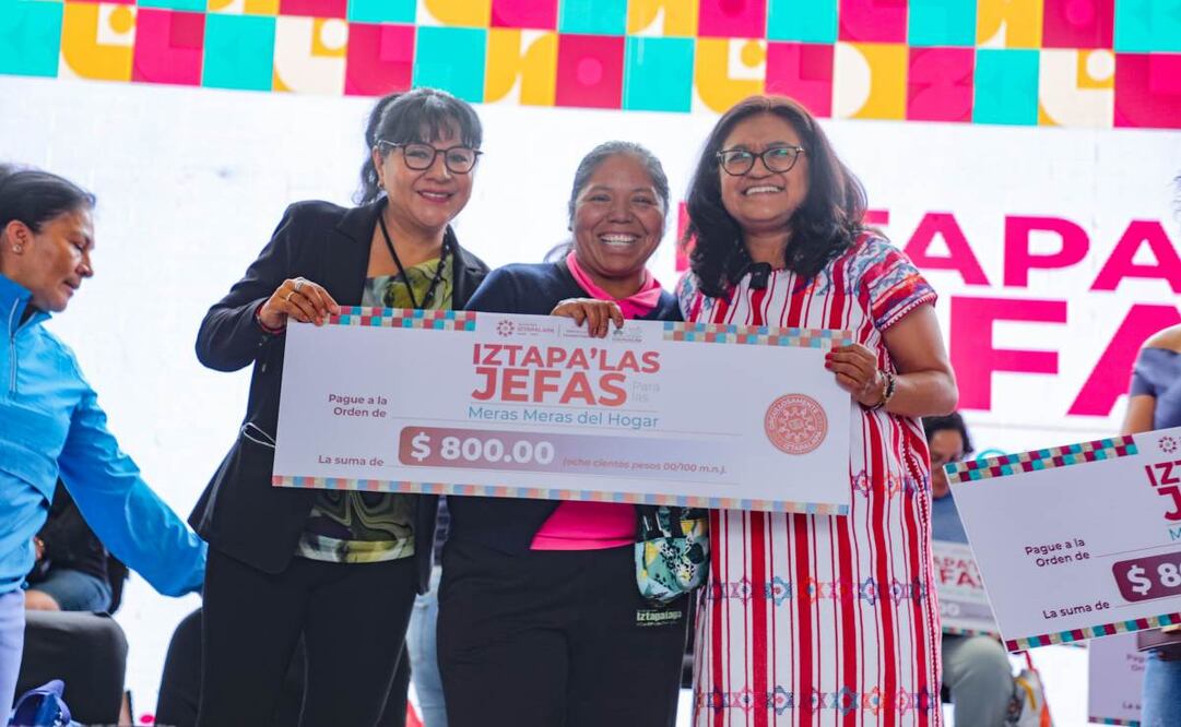 Aleida Alavez, alcaldesa de Iztapalapa, realiza entrega de apoyo Iztapa'las Jefas. Foto: Especial