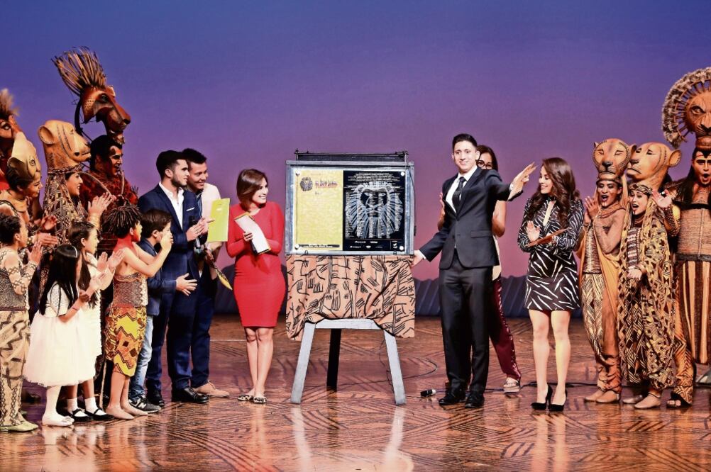 Iván García, Germán Sánchez, Paola Espinosa, Ismael Hernández y Paola Longoria, fueron padrinos (VALENTE ROSAS. EL UNIVERSAL)