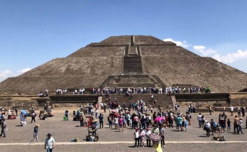 Con brazos al cielo, miles de asistentes se "recargan de energía" en Teotihuacan