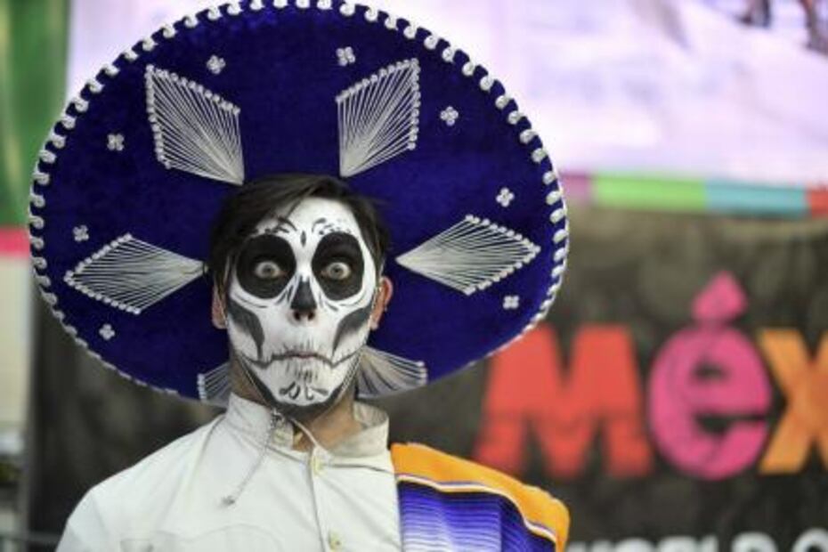 Comunistas rusos frenan desfile de Día de Muertos en la Plaza Roja de Moscú